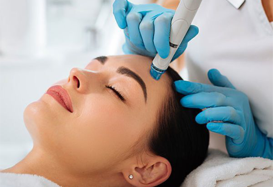 Hydrafacial behandeling met behulp van Vortex-fusion technologie.